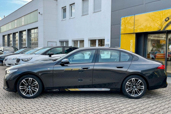 2024 BMW 5 серии с пробегом 12 800 км