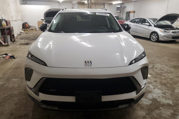 2024 Buick Envision с пробегом 17 000 миль