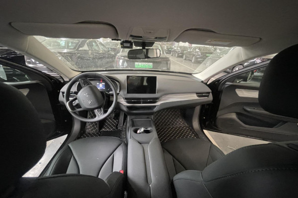 2025 Hongqi E-QM5 без пробега