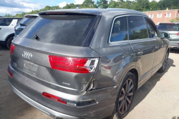 2018 Audi Q7 с пробегом 129 000 миль