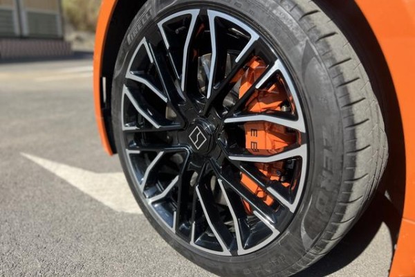 2024 Zeekr 001 с пробегом 15 000 км