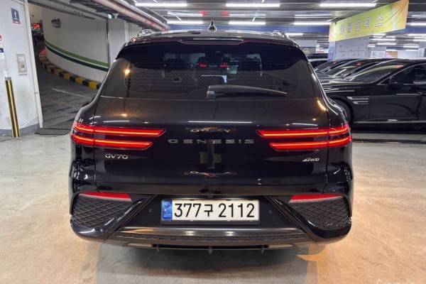 2021 Genesis GV70 с пробегом 67 000 км