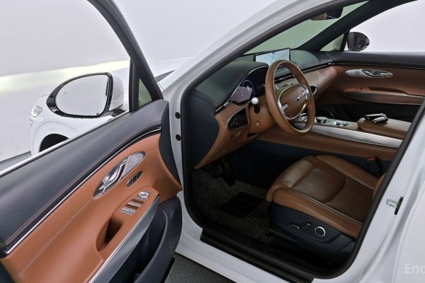 2021 Genesis GV70 с пробегом 35 348 км