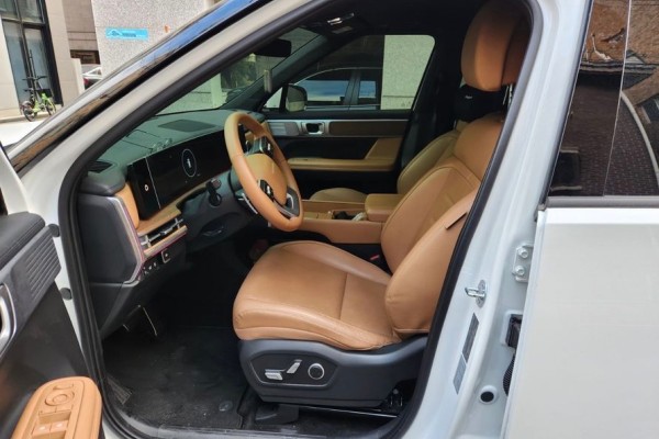 2025 Hyundai Santa Fe с пробегом 9 500 км